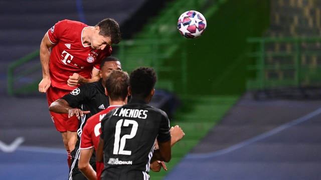 Lewandowski cabeceia para marcar o terceiro gol do Bayern contra o Lyon e o seu 15º na Champions