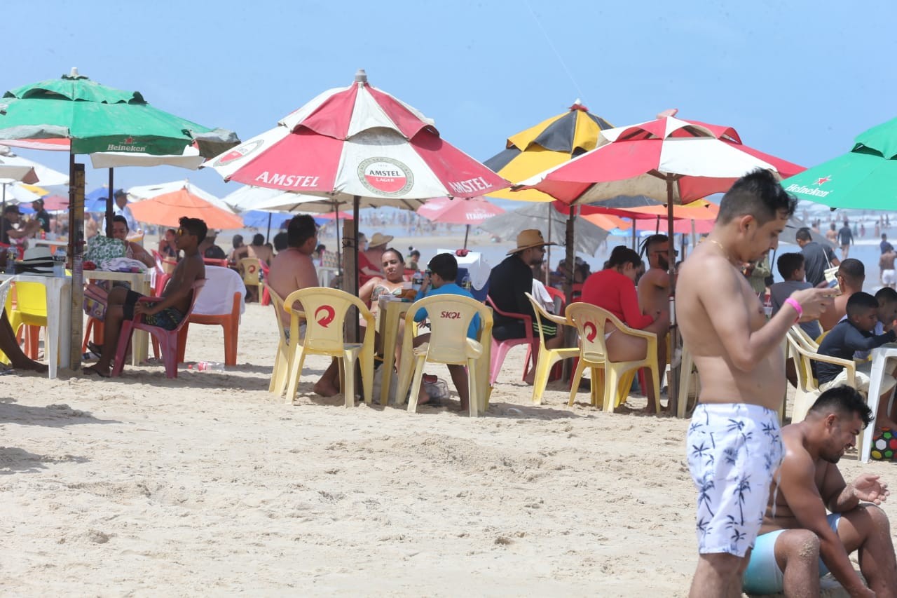 Praias de Fortaleza ficam lotadas no primeiro sábado do ano; fotos