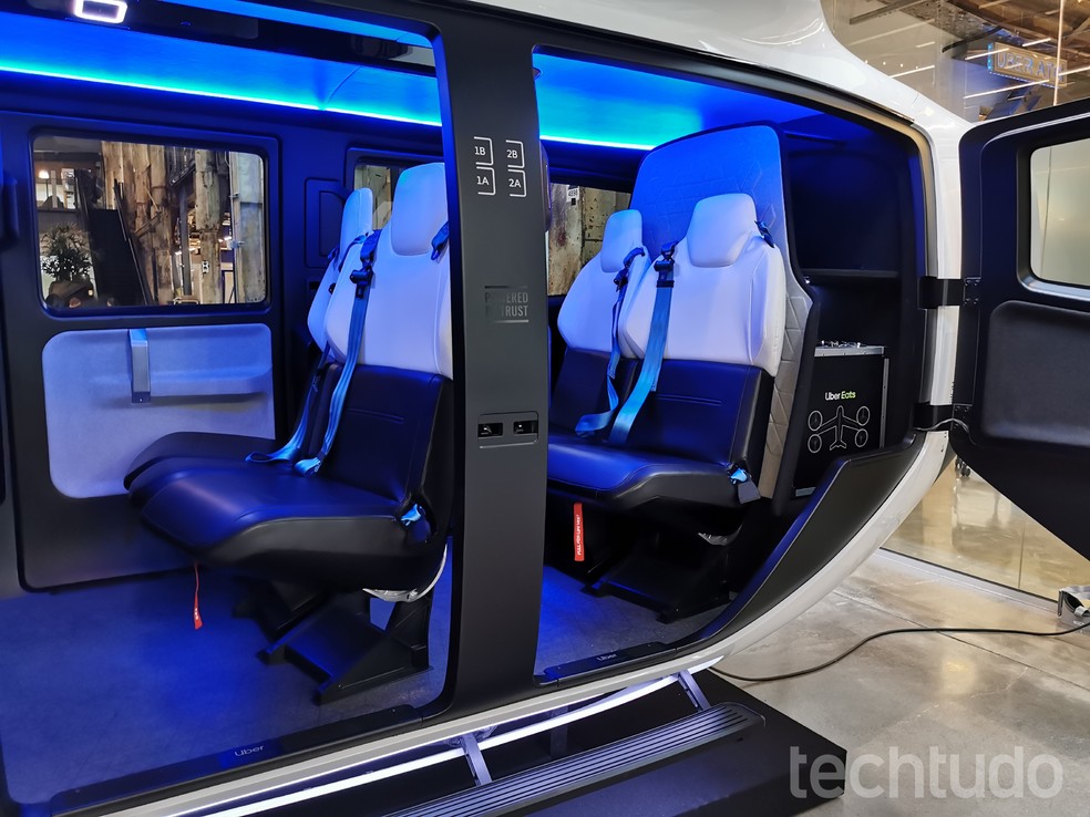 Parte interna do protótipo do uberAIR tem bancos como os usados em helicópteros — Foto: Aline Batista/TechTudo