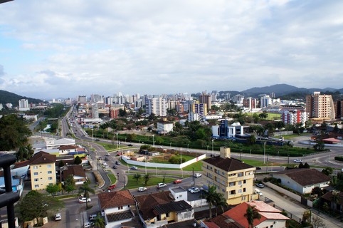 Uma das principais cidades de Santa Catarina, Joinville ocupa o 5º lugar do ranking. Berço de empresas de tecnologia, a cidade tem um ambiente regulatório favorável ao empreendedor, além de oferecer uma boa qualidade de vida. 