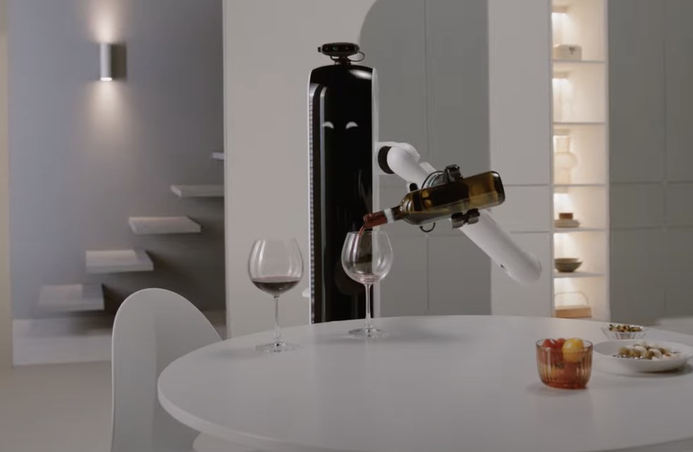 Robô da Samsung, Bot Handy, em demonstração servindo vinho. — Foto: Reprodução/Samsung