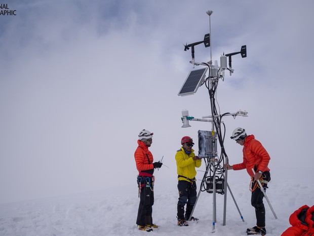 A equipe de expedição teve que cavar 3 metros na neve para fincar o mastro da estrutura da estação (Foto: Justen Bruns/ National Geographic)