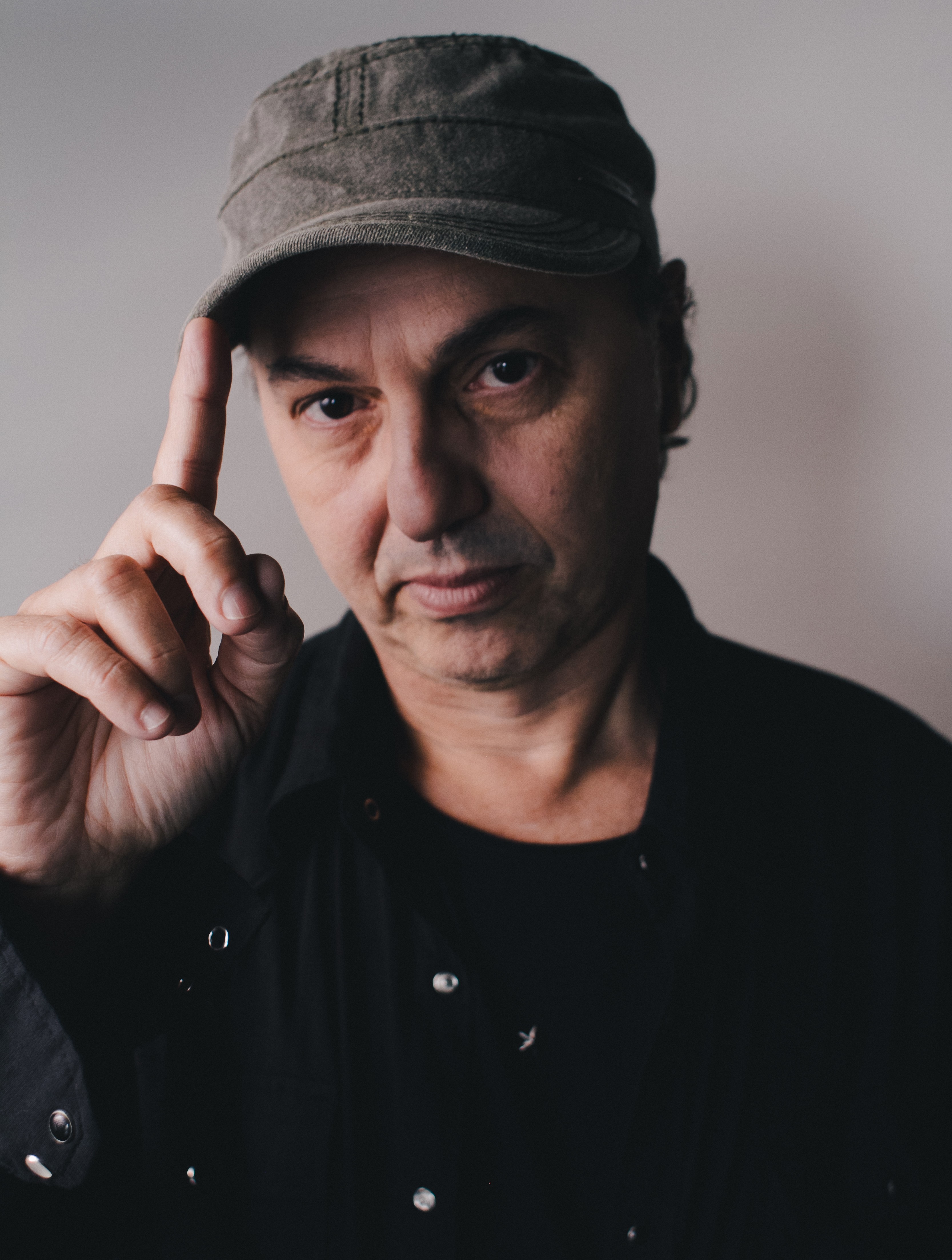 Zeca Baleiro adiciona músicas de José Mário Branco e Xutos & Pontapés a álbum com canções portuguesas