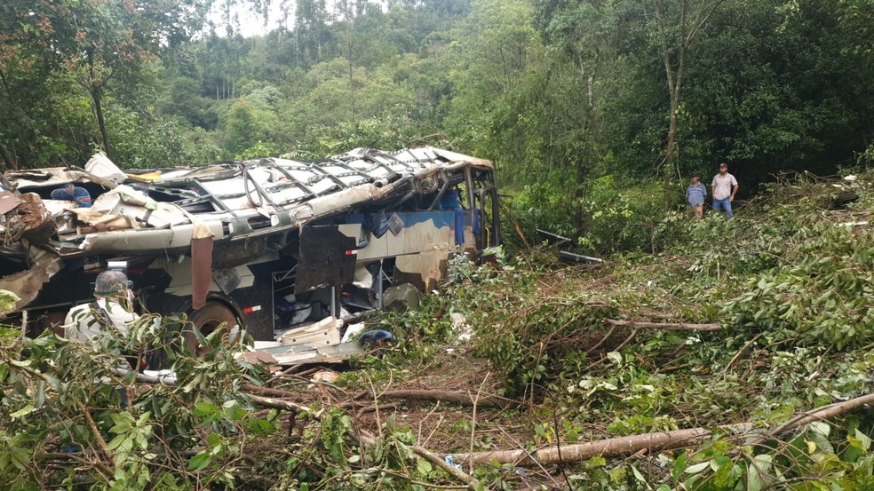 Ônibus cai em ribanceira e deixa 10 mortos e outros 21 feridos, em Sapopema — Foto: PRE