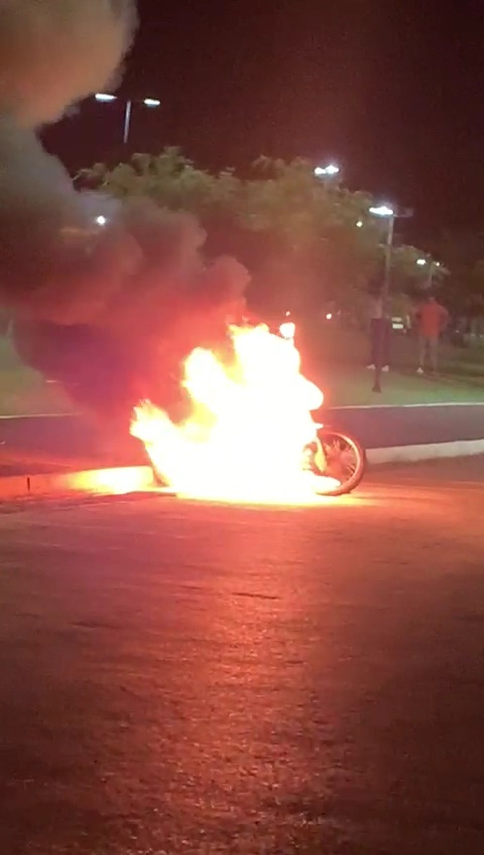 Moto pegou fogo ao dar partida — Foto: Divulgação