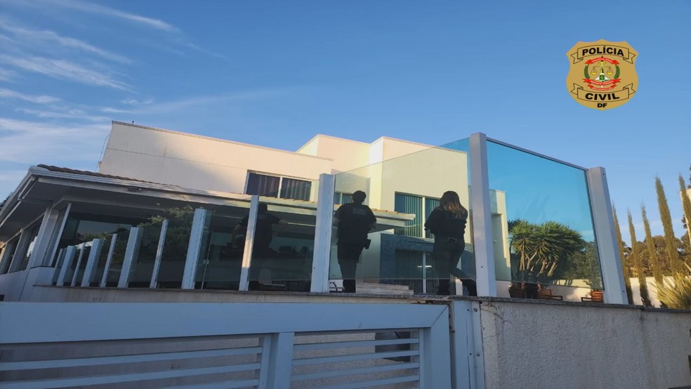 Policiais do DF cumprem mandados de busca e apreensão em casa, em Belo Horizonte, que pertence a grupo suspeito de sonegar impostos — Foto: PCDF/Divulgação