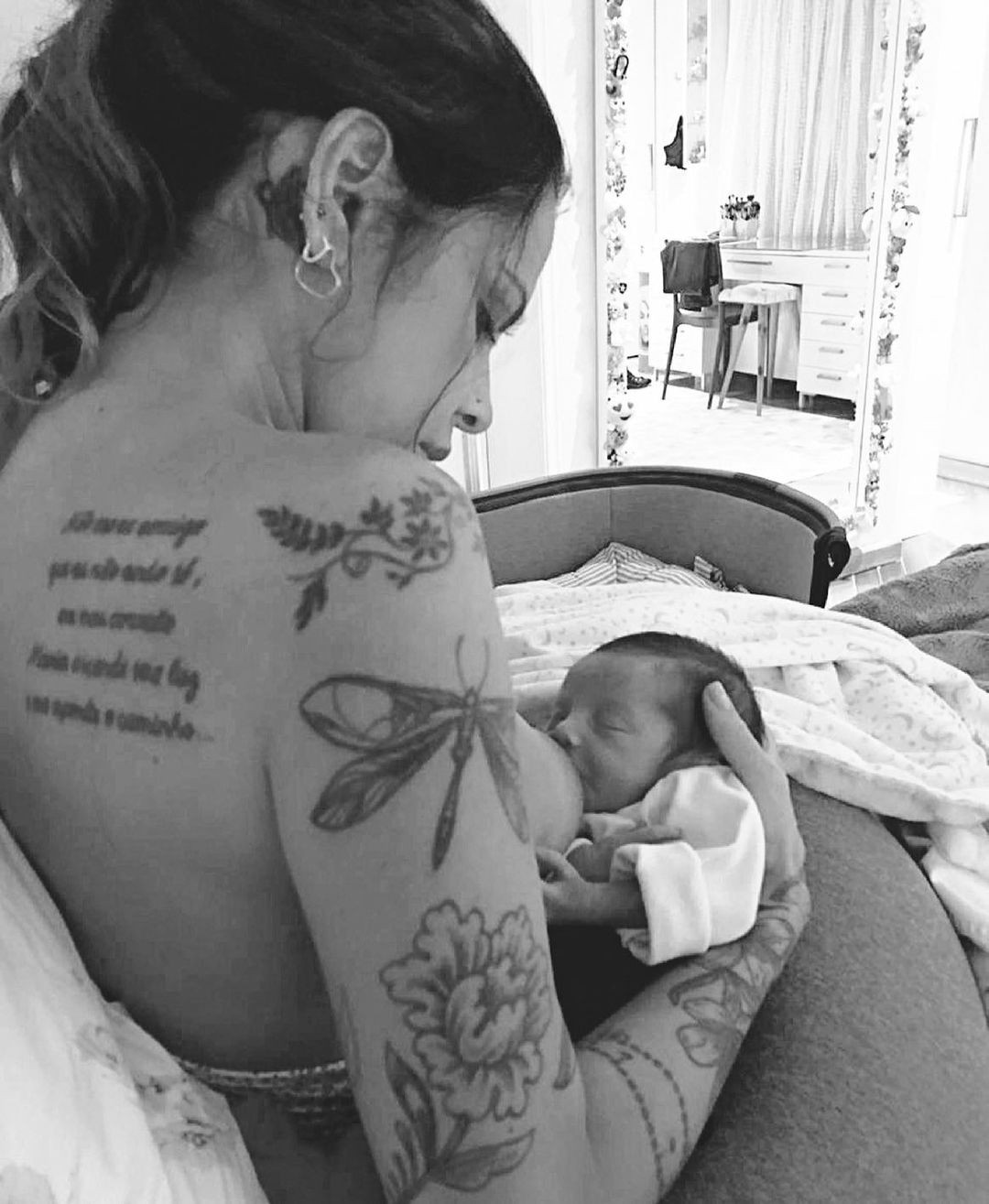 Cantor Marlon registra momento íntimo da mulher com o filho (Foto: reprodução/instagram)