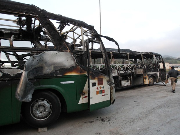 Ônibus queimado durante protesto na noite desta segunda (Foto: WERTHER SANTANA/ESTADÃO CONTEÚDO)