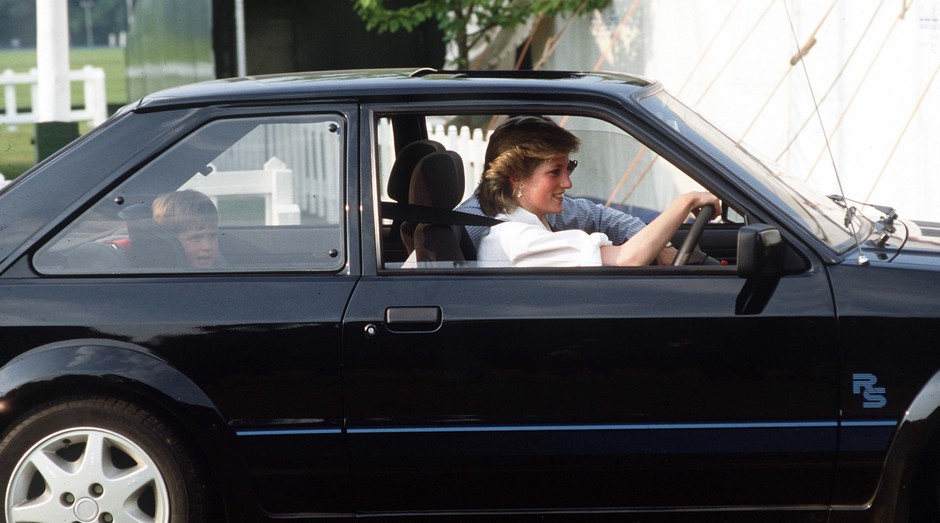Princesa Diana dirigindo o carro que foi leiloado no Reino Unido (Foto: Tim Graham Photo Library / Getty Images)