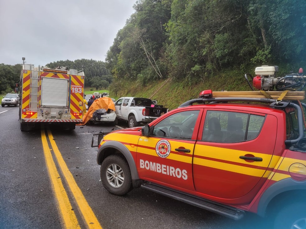 Duas pessoas morreram após colisão frontal entre carro e caminhonete — Foto: Corpo de Bombeiros/ Divulgação