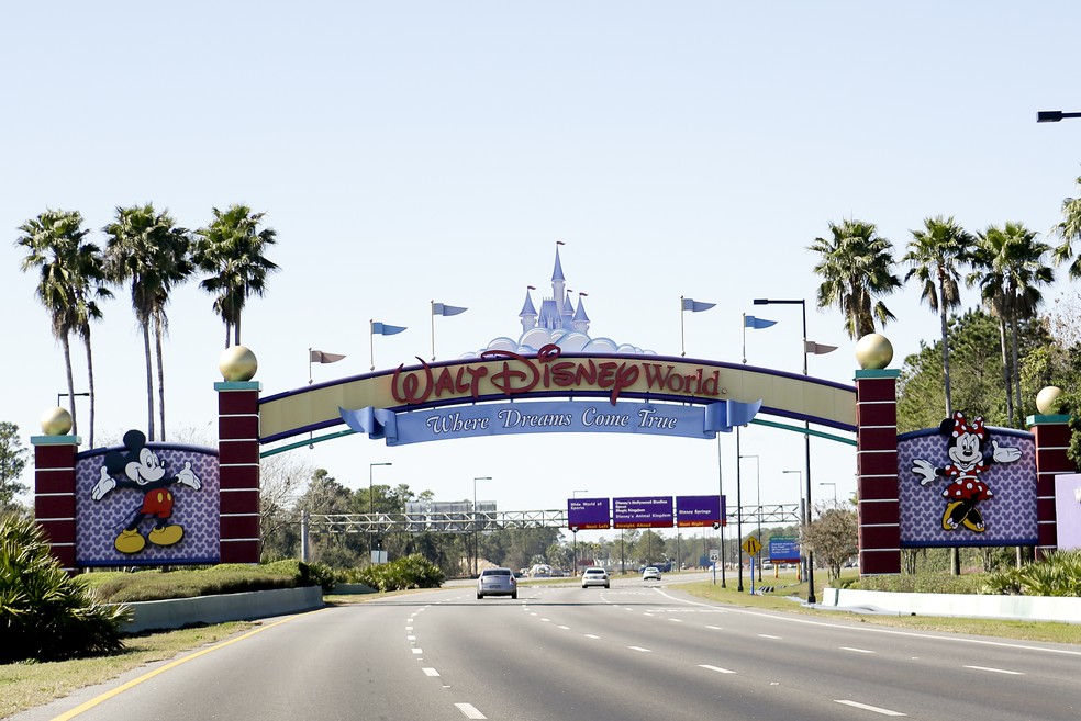 Entrada para carros do Walt Disney World, na Flórida. — Foto: John Raoux/AP Photo