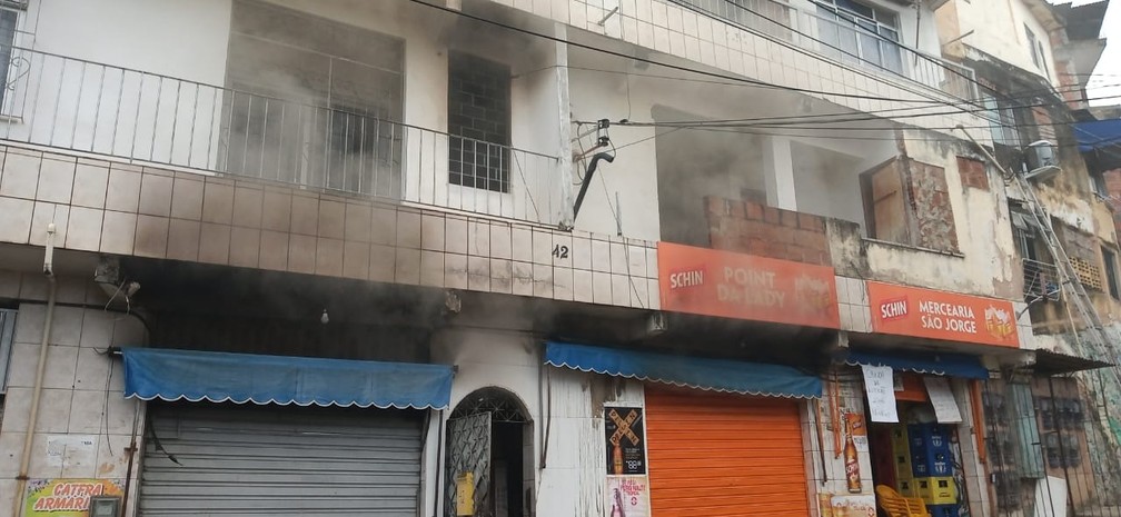 Incêndio atinge loja na Federação — Foto: Cid Vaz/TV Bahia