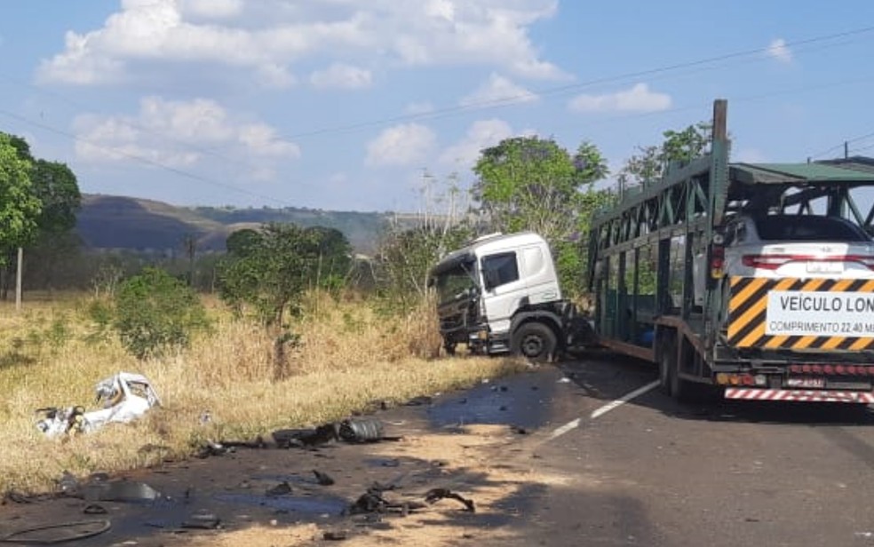 A colis&atilde;o envolveu o carro em que estavam as duas v&iacute;timas e uma carreta cegonha neste s&aacute;bado (28) &mdash; Foto: Pol&iacute;cia Rodovi&aacute;ria Federal/Divulga&ccedil;&atilde;o