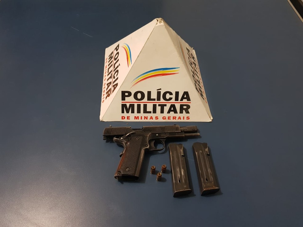 Arma e carregadores foram recuperadas no Bairro Chiquinho GuimarÃ£es (Foto: PolÃ­cia Militar/DivulgaÃ§Ã£o)