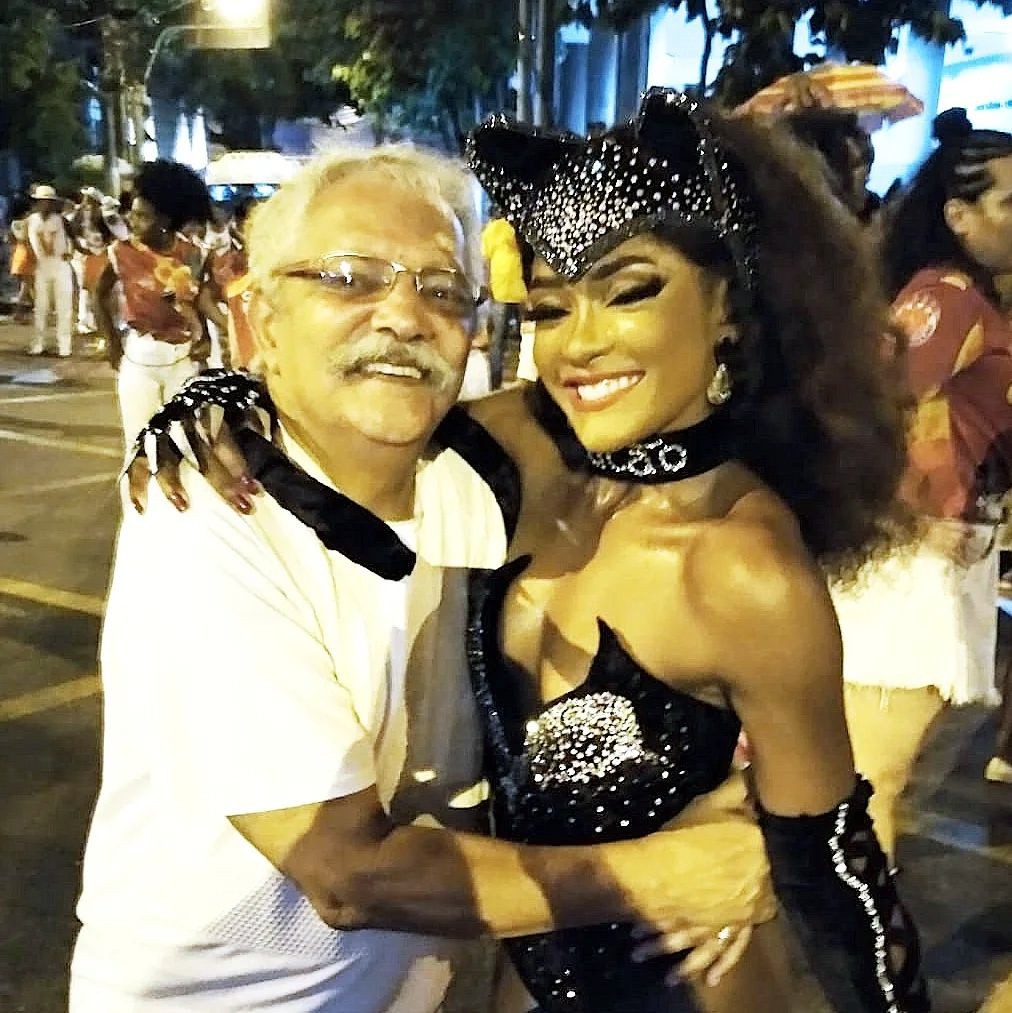 Carnavalesco Max Lopes, primeiro campeão do Sambódromo e autor de ‘Liberdade, Liberdade’, morre no RJ