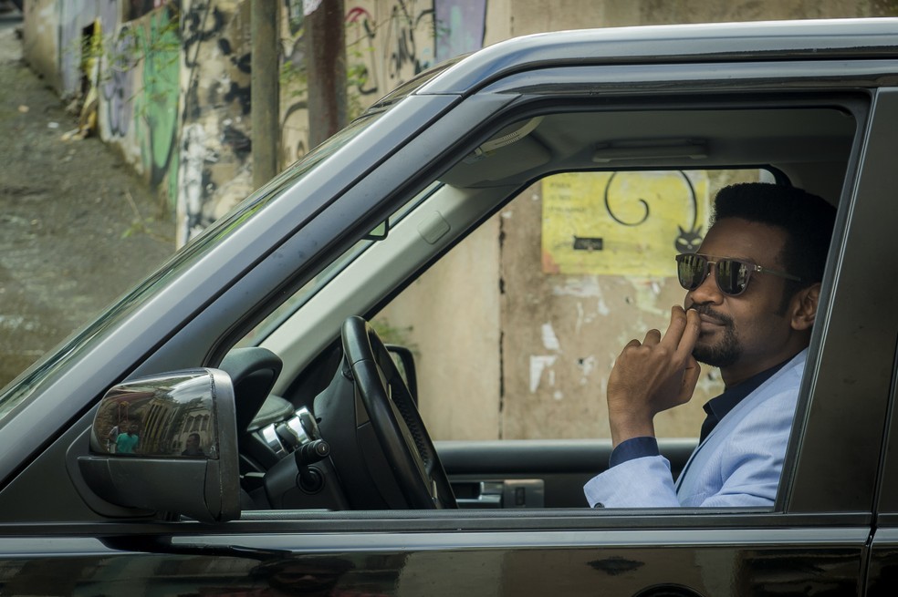 Roberval se delicia com a cena! (Foto: Raquel Cunha/TV Globo)