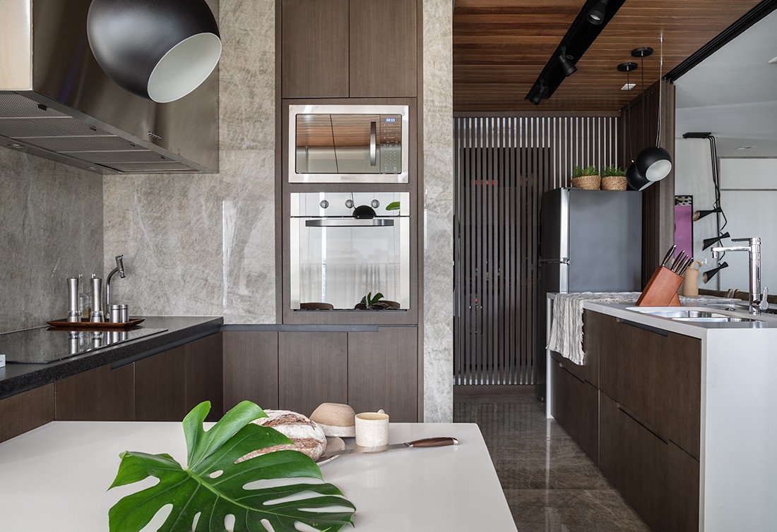 Décor do dia: cozinha integrada com mármore e painel ripado (Foto: Evelyn Müller)