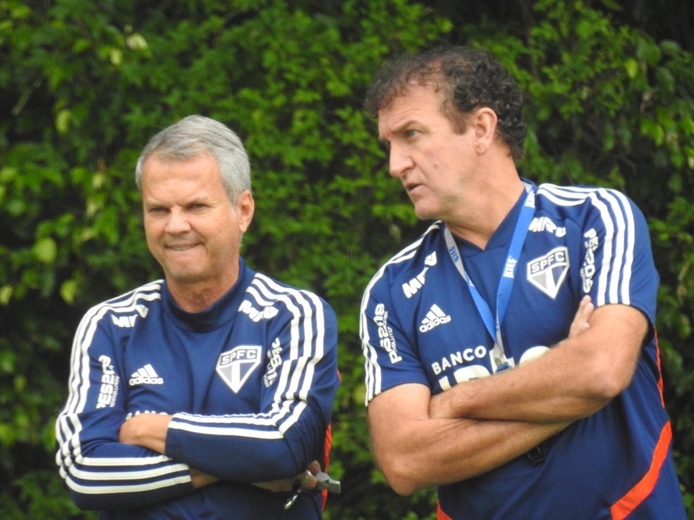 Carlinhos Neves e Cuca conversam no São Paulo: preparador saiu do clube — Foto: Marcelo Hazan