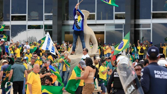 Audiências da Globo e da Band sobem com cobertura dos atos terroristas em Brasília