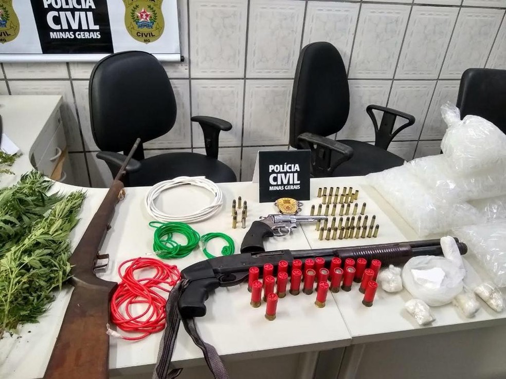 Polícia apreendeu drogas, armas, munições e bens durante as investigações  — Foto: Polícia Civil/Divulgação