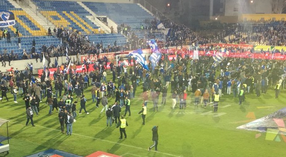 Com arquibancada ameaçada, torcida é evacuada, e jogo Estoril x Porto é suspenso