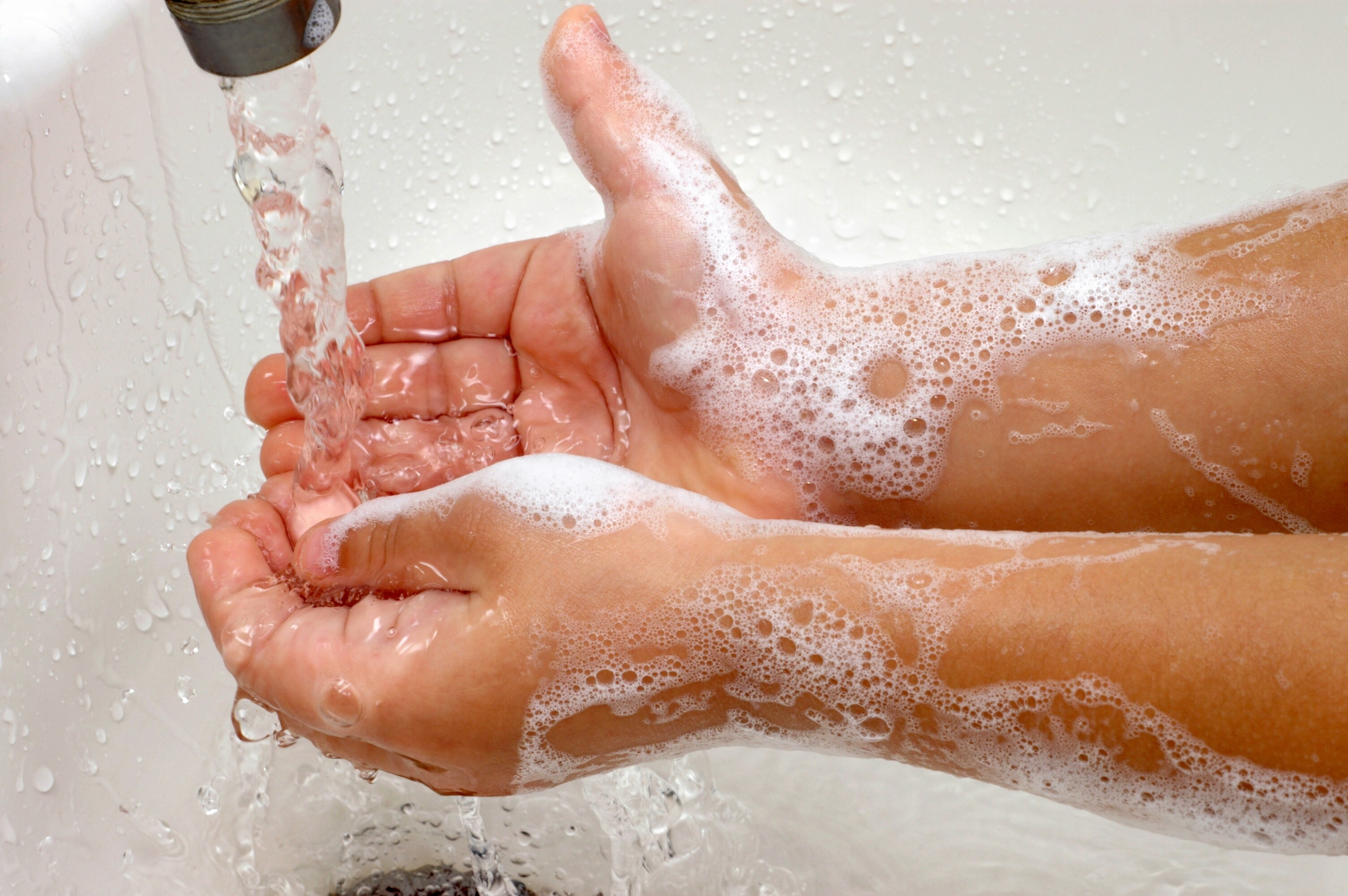 Uso do desinfetante na higiene das mães pode ser mais eficiente que água e sabão, diz estudo (Foto: Thinkstock)