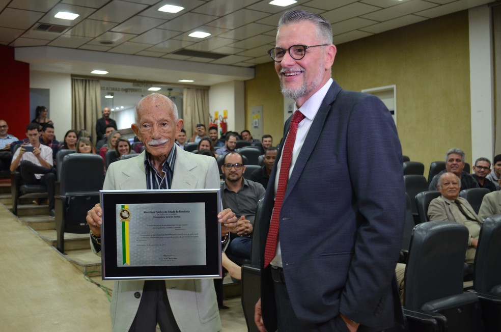 Euro Tourinho &eacute; homenageado pelo MP-RO durante jornalismo (Foto: Jonatas Boni/G1)