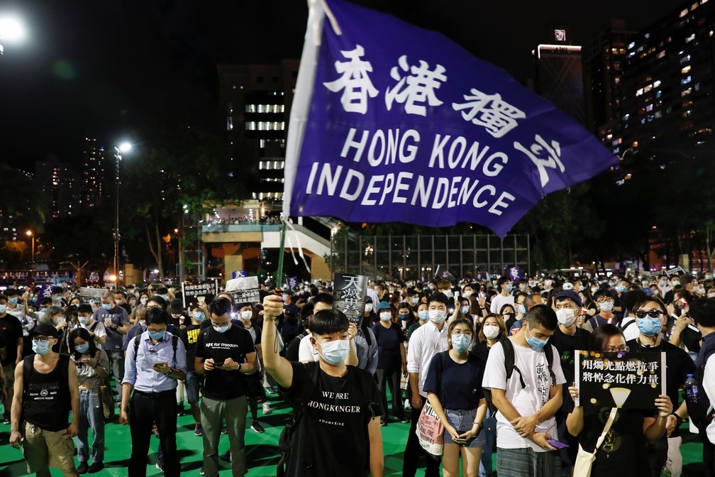 Protestos em homenagem às vítimas do massacre de 1989, em Hong Kong — Foto: REUTERS/Tyrone Siu