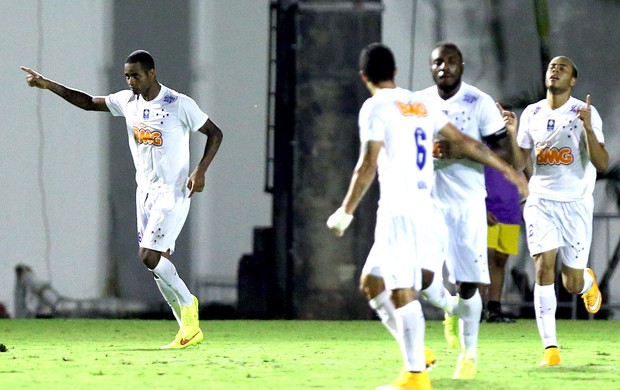 Lédio diz que Dedé melhora quando não acredita que é um mito da zaga