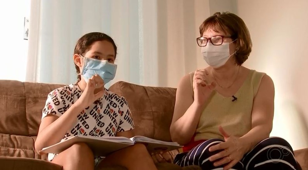 Lívia, de Araçatuba (SP), aprendeu Libras para se comunicar com amigo surdo — Foto: Reprodução/Tv Tem