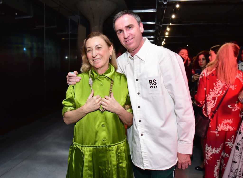 NEW YORK, NY - MAY 04:  (EDITORS NOTE: This image has been retouched at the request of Prada.) Designer Miuccia Prada and Designer Raf Simons attend the Prada Resort 2019 fashion show on May 4, 2018 in New York City.  (Photo by Sean Zanni/Getty Images) (Foto: Getty Images)
