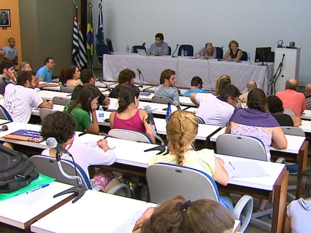 Paul Singer discute economia solidária na UFSCar (Foto: Reginaldo dos Santos/EPTV)