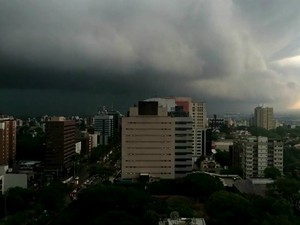 Temporal escureceu o céu de Porto Alegre (Foto: Reprodução)
