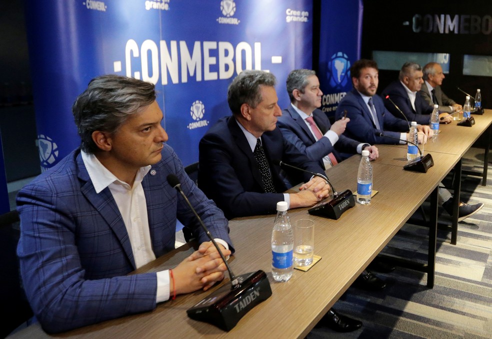 Reunião na Conmebol contou com a presença de Rodolfo Landim, presidente do Flamengo, e Rogério Caboclo, presidente da CBF, segundo e terceiro a partir da esquerda — Foto: REUTERS/Jorge Adorno