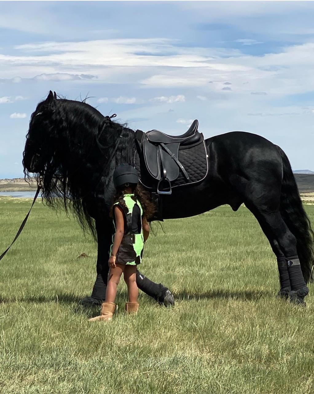 North West com seu cavalo da raça Friesian, durante aniversário no Wyoming (Foto: Reprodução/Instagram)