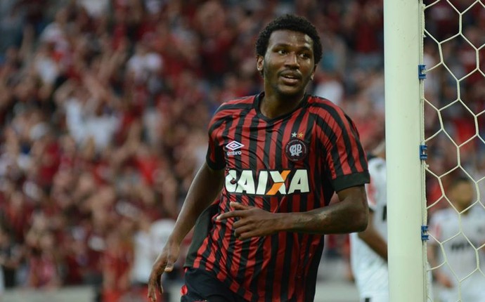 Atlético-PR e Cruzeiro estudam troca entre Douglas Coutinho e Marquinhos