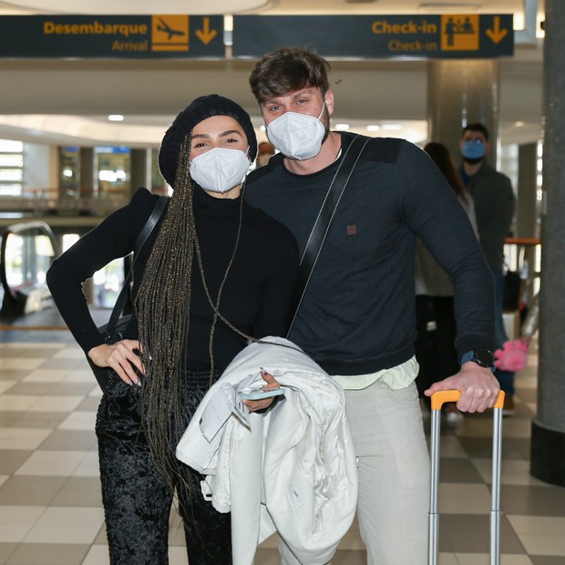 Paula Amorim e Breno Simões embarcam no Aeroporto de Congonhas (Foto: Lucas Ramos/AgNews)