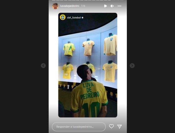 Luva de Pedreiro visita Museu da Seleção Brasileira (Foto: Reprodução / Instagram)