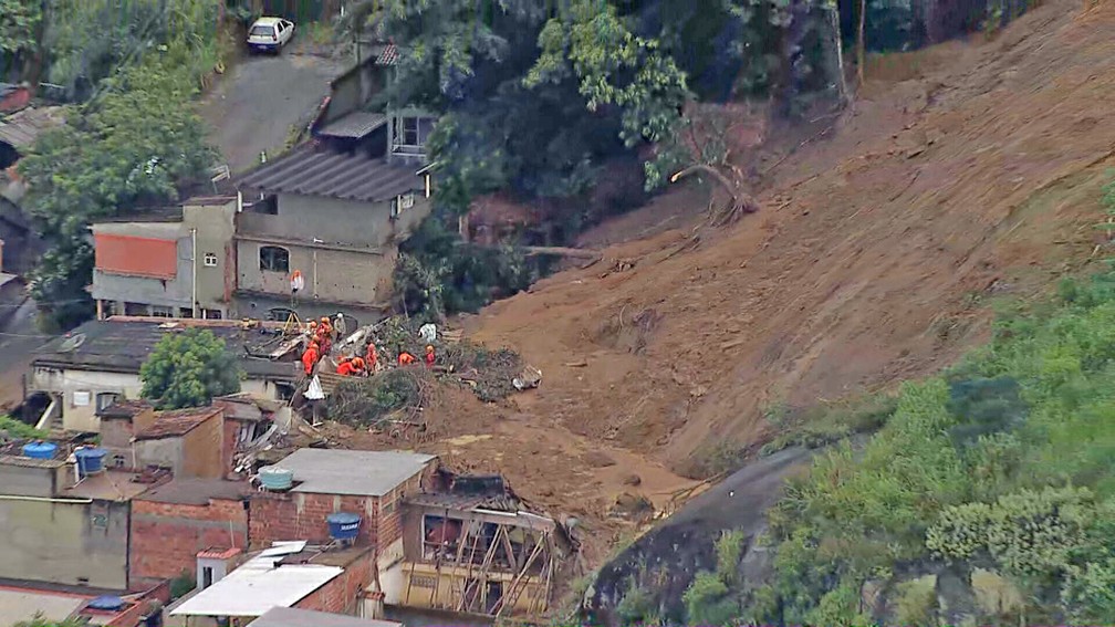 Bombeiros procuram por desaparecidos no Engenho Pequeno, em So Gonalo — Foto: Reproduo/TV Globo