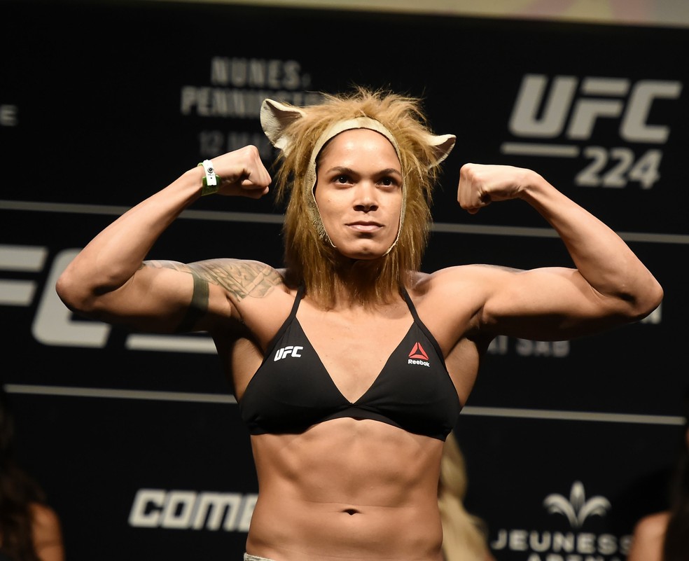 Amanda Nunes tentará ser a primeira brasileira a deter dois cinturões do UFC — Foto: Andre Durão