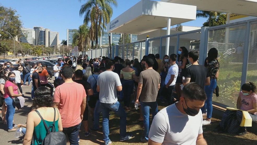 Candidatos em concurso da Polícia Civil do DF se aglomeram em portão durante atraso, no Marista da Asa Norte, em Brasília.  — Foto: Arquivo pessoal 