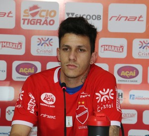 Jean Carlos trata desconforto no CT