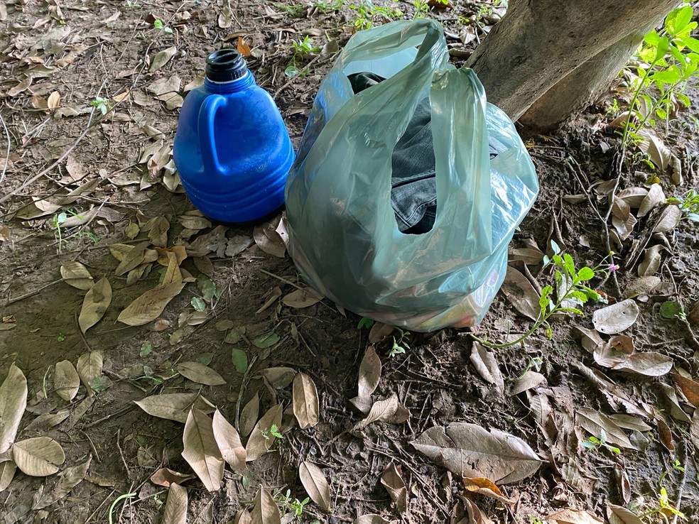 Roupas e pertences de José foram encontrados às margens do Rio Parnaíba — Foto: Anielle Brandão/TV Clube