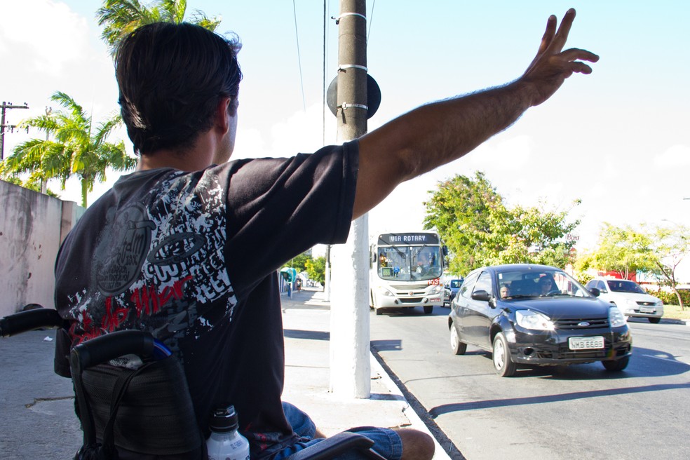 AÃ§Ã£o da Defensoria PÃºblica questionava lei municipal de 2015, que restringia gratuidade nos Ã´nibus a pessoas com deficiÃªncia â Foto: Jonathan Lins/G1