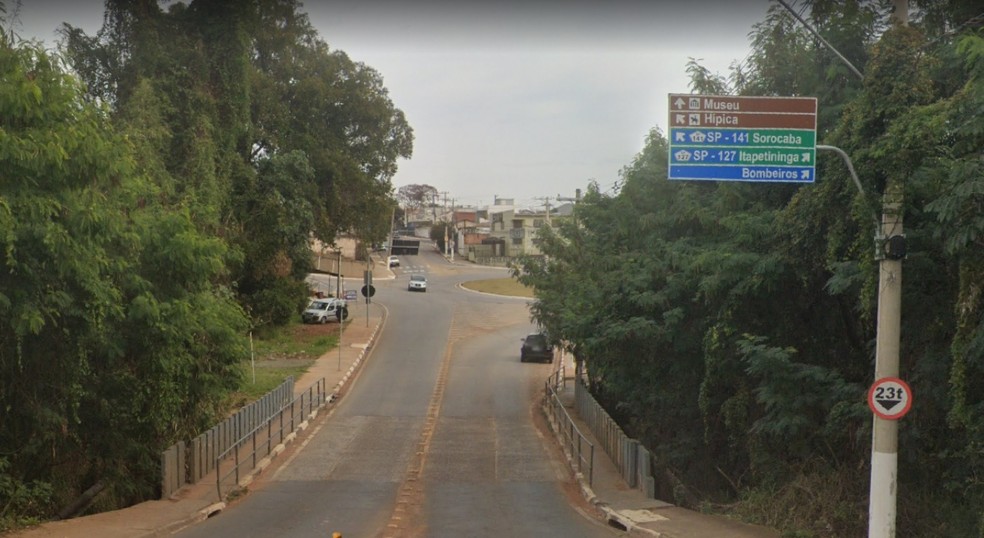 A ponte do Jardim Lírio que liga bairros e condomínios ao centro de Tatuí (SP), foi interditada.  — Foto: Google Maps/Reprodução