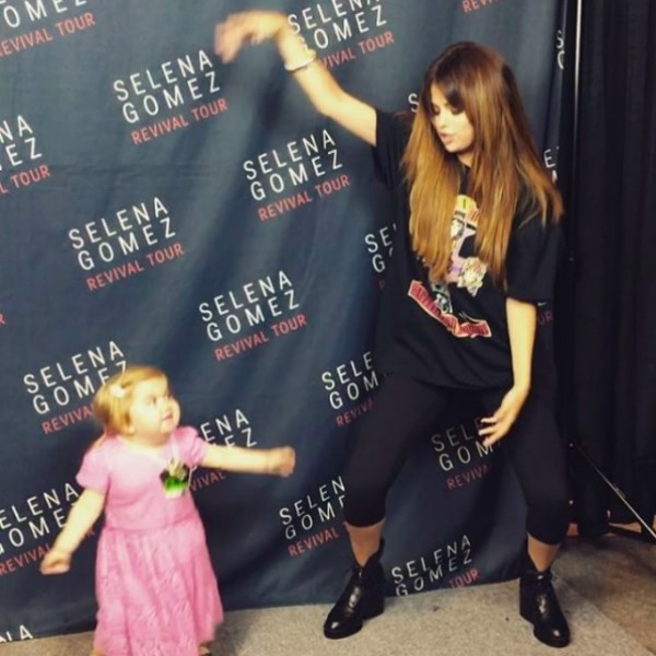 Selena Gomez cantando e dançando ao lado de sua fã (Foto: Instagram)