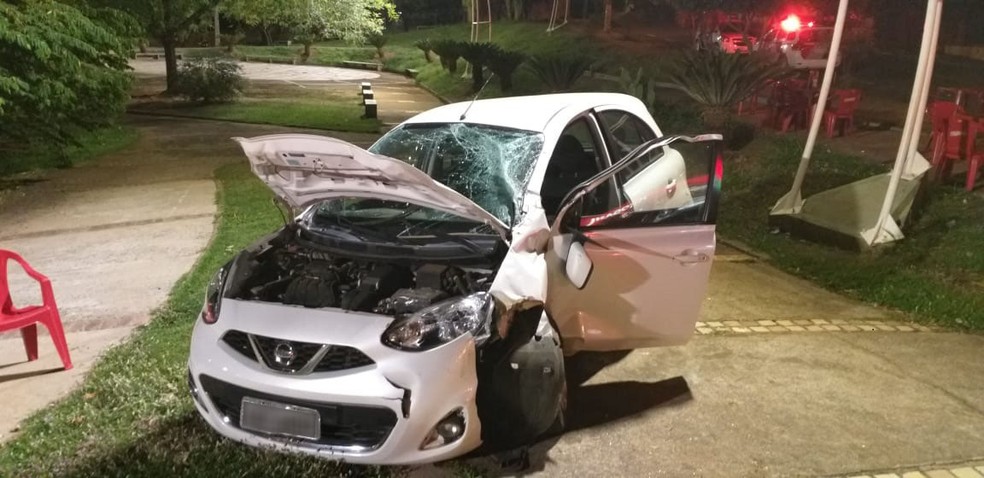 Carro invadiu praÃ§a na Vila Santa Helena, em Presidente Prudente â Foto: Tiago Rodrigues/TV Fronteira