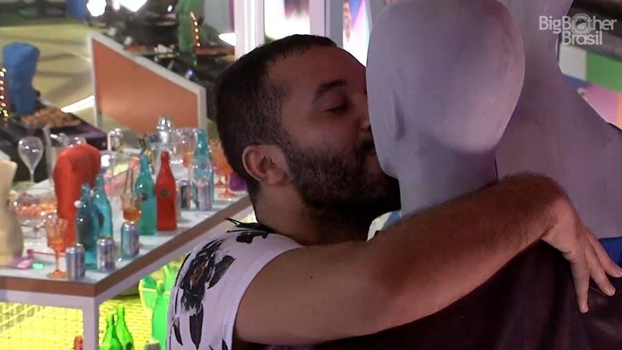 Gilberto beija manequim em festa (Foto: Reprodução/Globoplay)