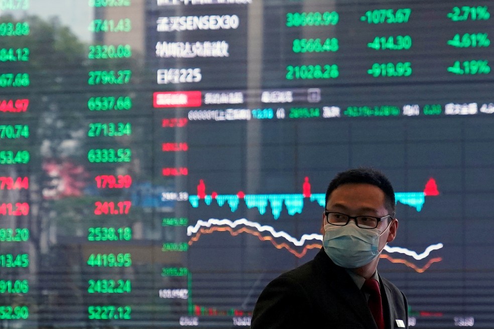 Homem na Bolsa de Valores de Xangai, distrito financeiro de Pudong, na China, em 28 de fevereiro de 2020 — Foto: Aly Song/Reuters