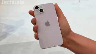 O acabamento do iPhone 14 é feito com alumínio aeroespacial — Foto: Thássius Veloso/TechTudo